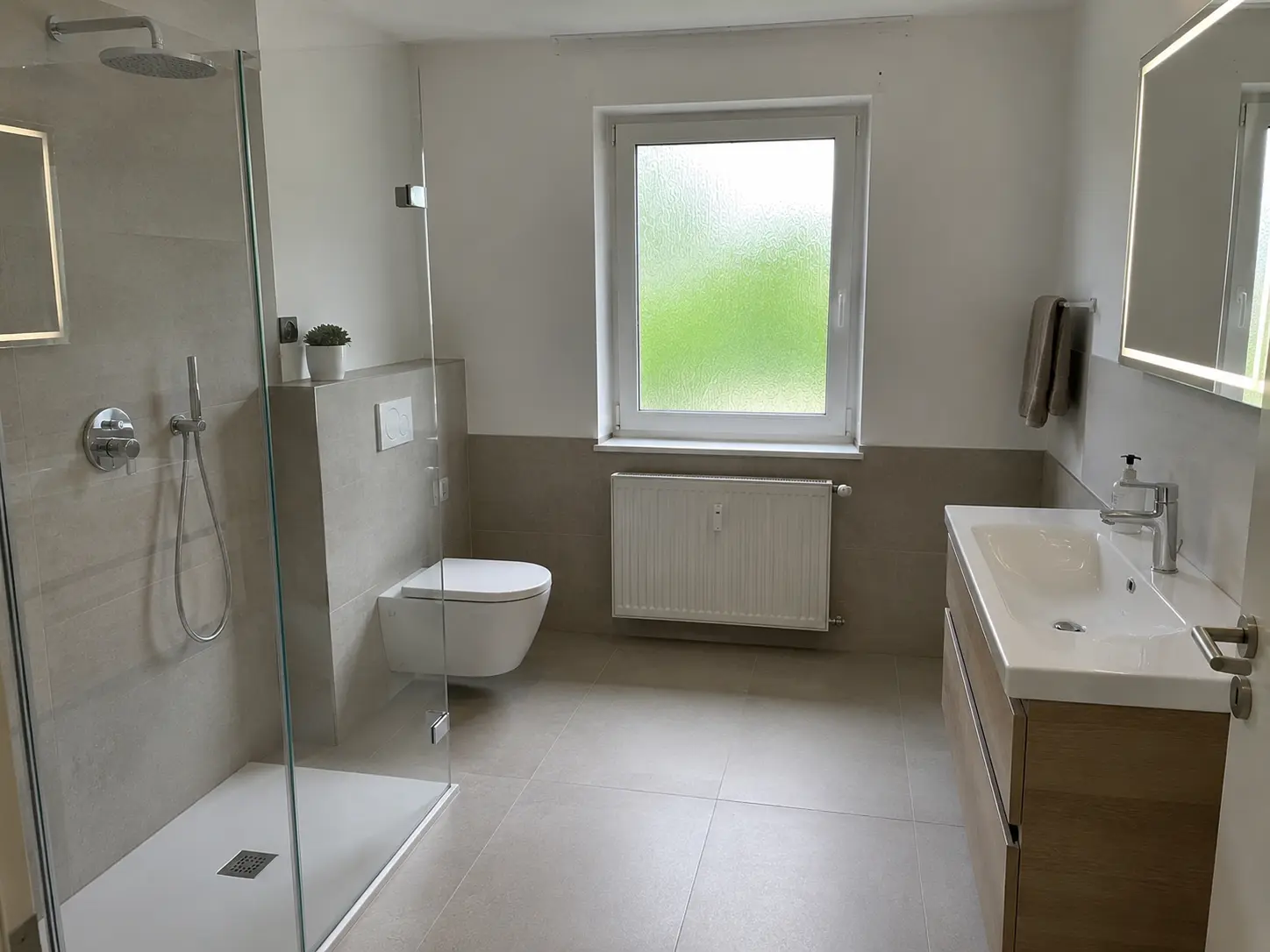 Saniertes Badezimmer mit Regendusche