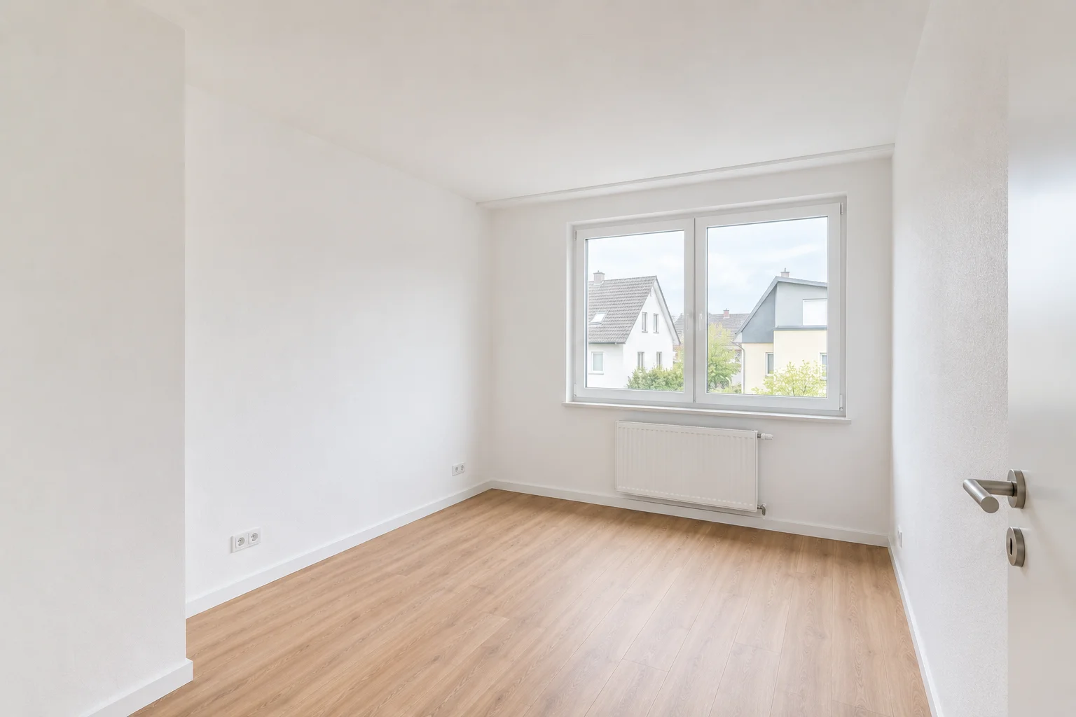 Frisch saniertes Zimmer mit hellem Boden